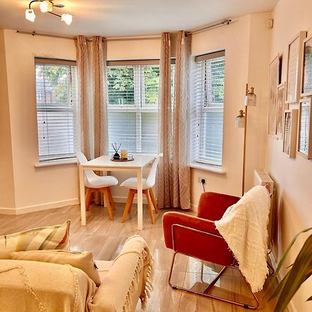 Modern 2 Bed Apartment With Free Parking And Netflix Dawley Kültér fotó