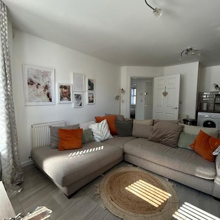 Modern 2 Bed Apartment With Free Parking And Netflix Dawley Kültér fotó