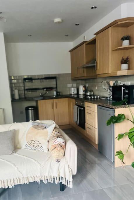 Modern 2 Bed Apartment With Free Parking And Netflix Dawley Kültér fotó