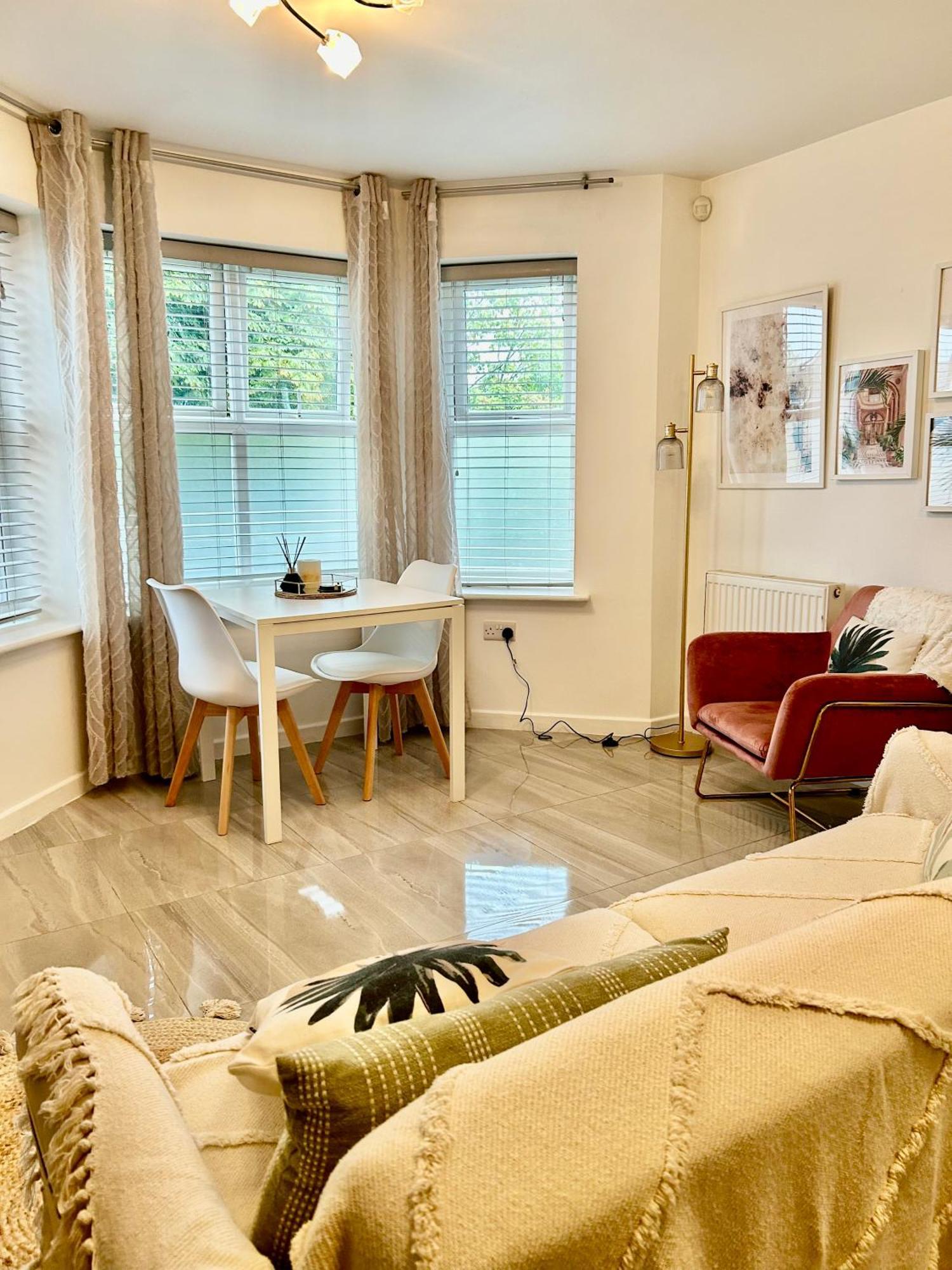 Modern 2 Bed Apartment With Free Parking And Netflix Dawley Kültér fotó