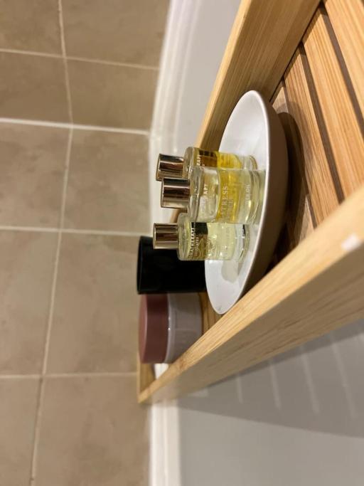 Modern 2 Bed Apartment With Free Parking And Netflix Dawley Kültér fotó