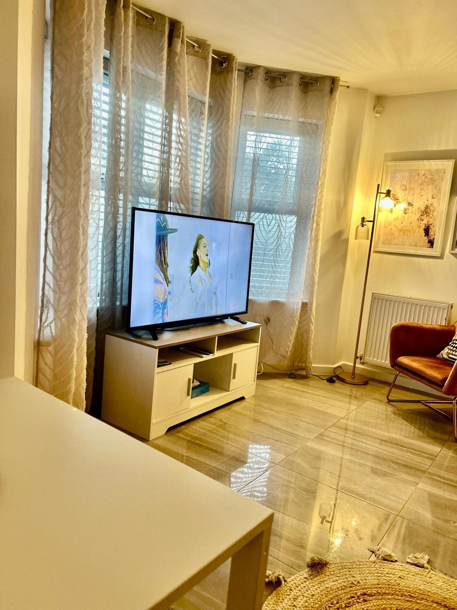 Modern 2 Bed Apartment With Free Parking And Netflix Dawley Kültér fotó