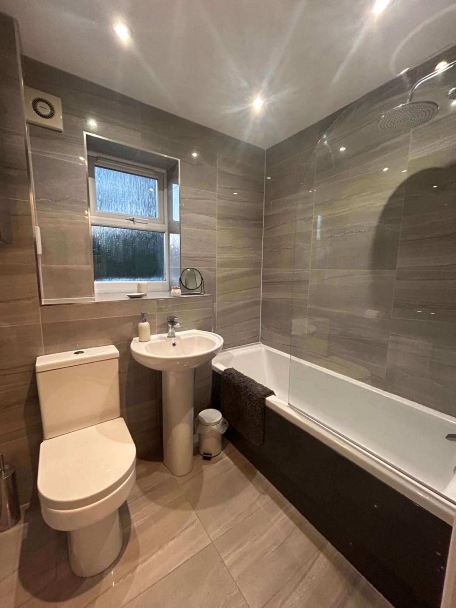 Modern 2 Bed Apartment With Free Parking And Netflix Dawley Kültér fotó