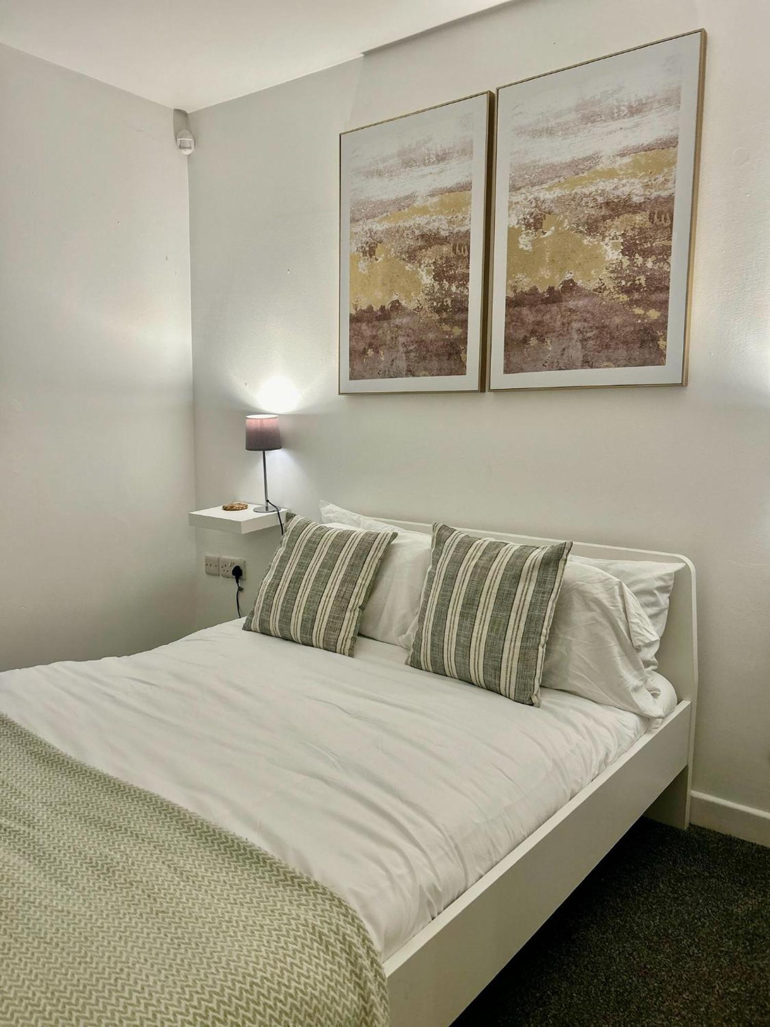 Modern 2 Bed Apartment With Free Parking And Netflix Dawley Kültér fotó