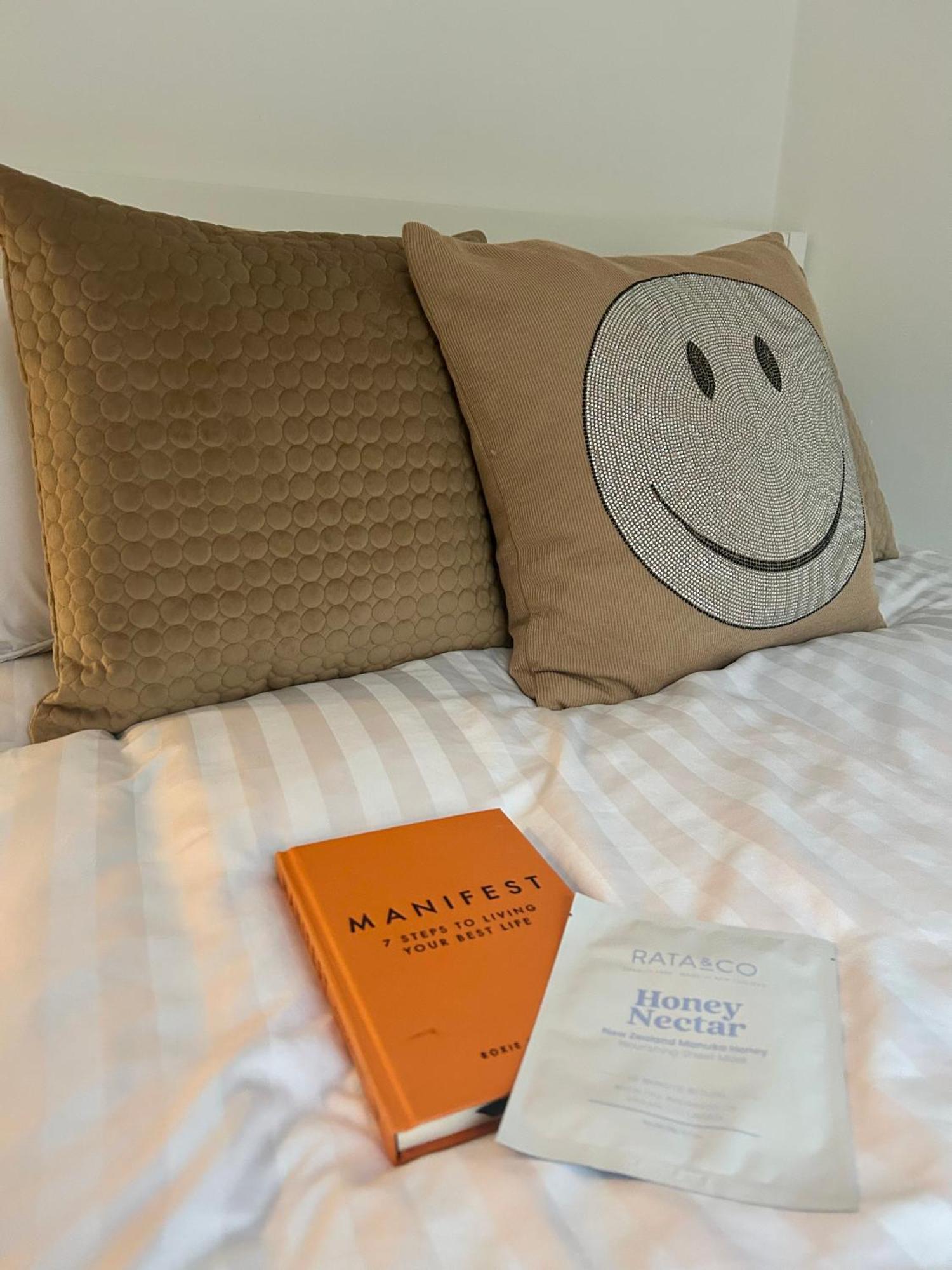 Modern 2 Bed Apartment With Free Parking And Netflix Dawley Kültér fotó