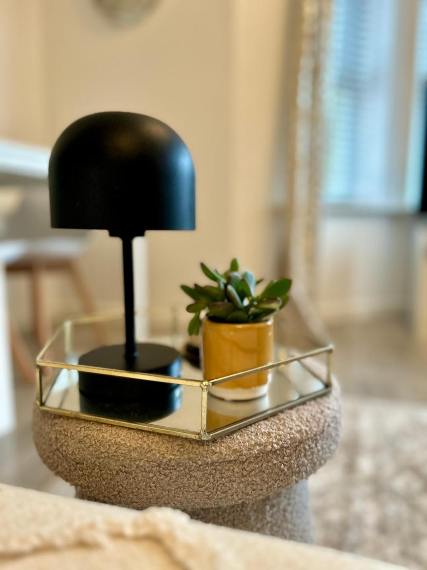 Modern 2 Bed Apartment With Free Parking And Netflix Dawley Kültér fotó