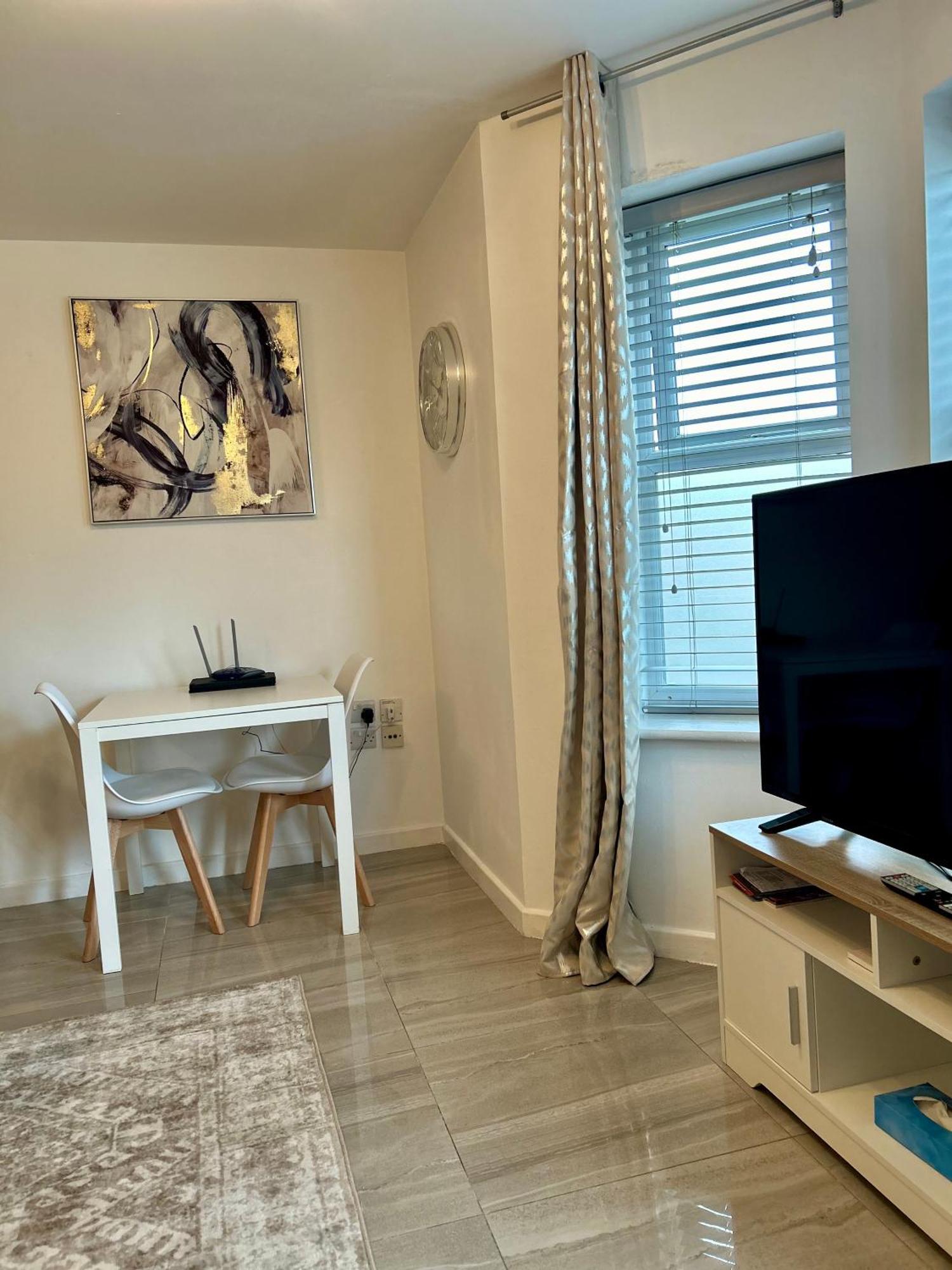 Modern 2 Bed Apartment With Free Parking And Netflix Dawley Kültér fotó