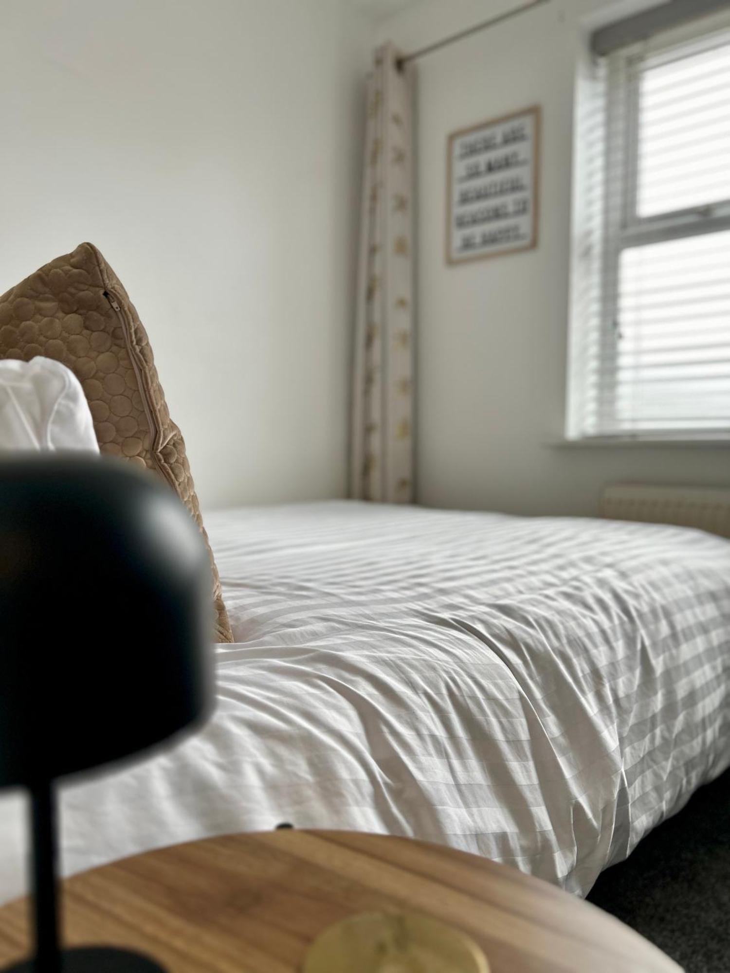 Modern 2 Bed Apartment With Free Parking And Netflix Dawley Kültér fotó