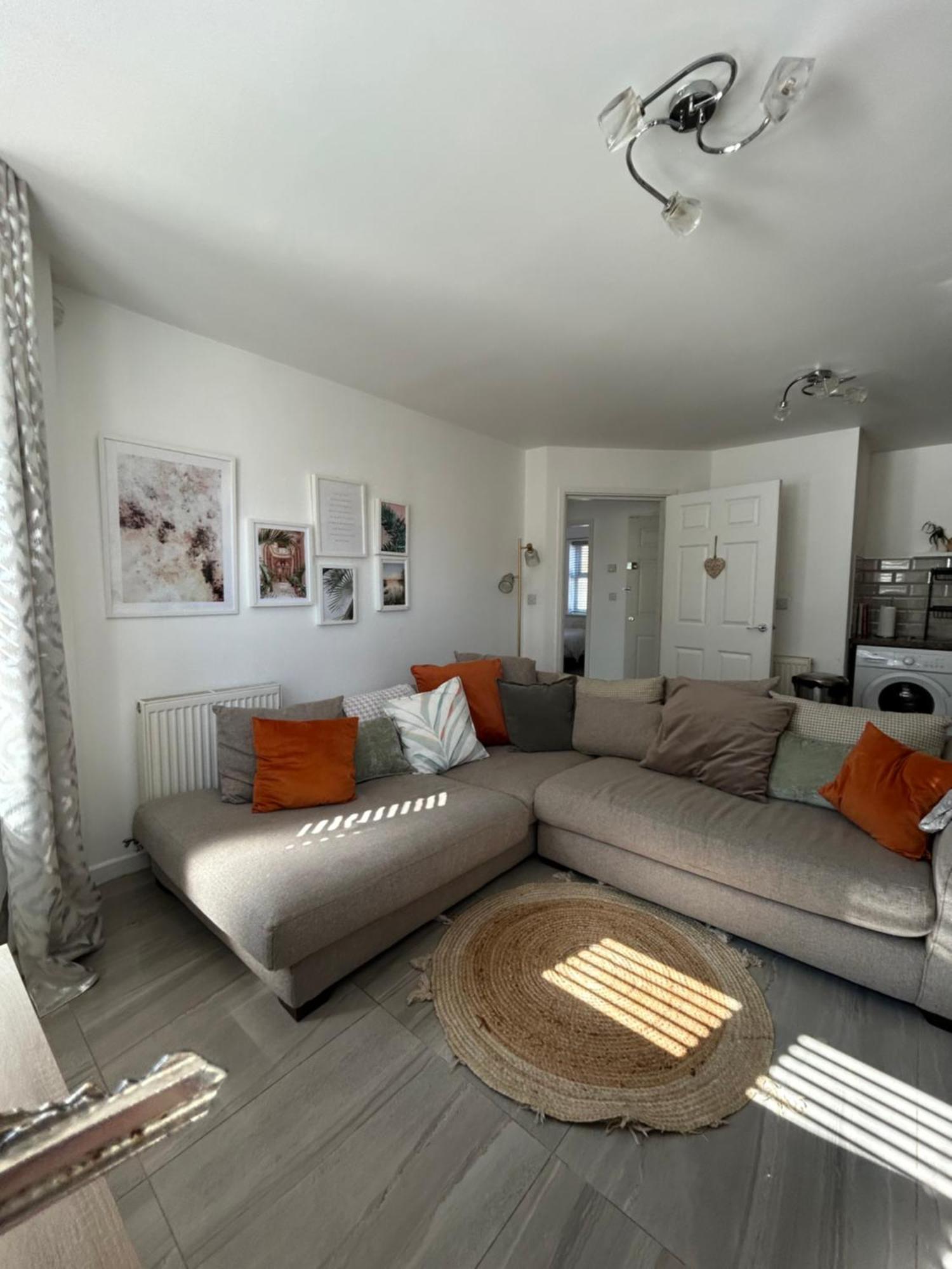 Modern 2 Bed Apartment With Free Parking And Netflix Dawley Kültér fotó