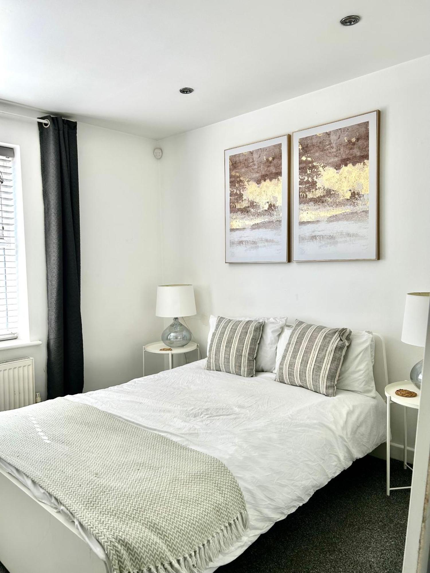 Modern 2 Bed Apartment With Free Parking And Netflix Dawley Kültér fotó