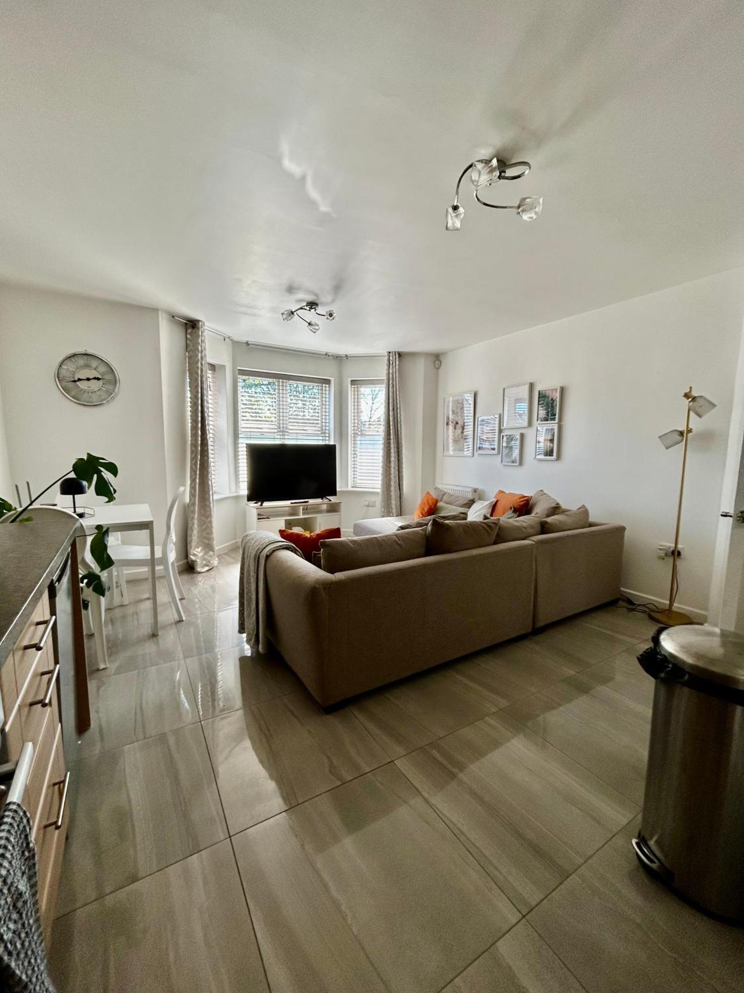 Modern 2 Bed Apartment With Free Parking And Netflix Dawley Kültér fotó